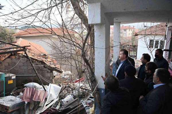 Başkan Yılmaz patlamada harap olan evi yapma sözü verdi