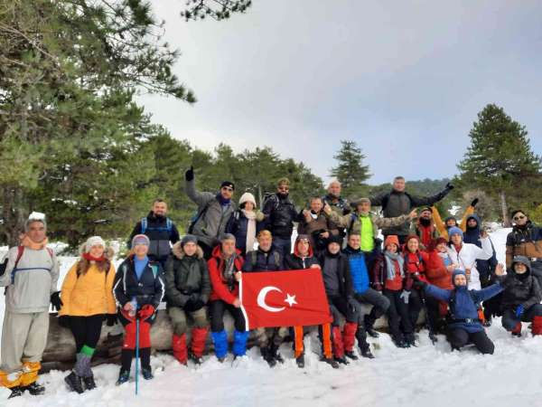 Doğa tutkunları kar kalınlığının 1 metreye ulaştığı Türkmen Dağı'na çıktılar