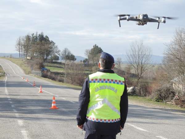 Jandarmadan drone destekli trafik denetimi