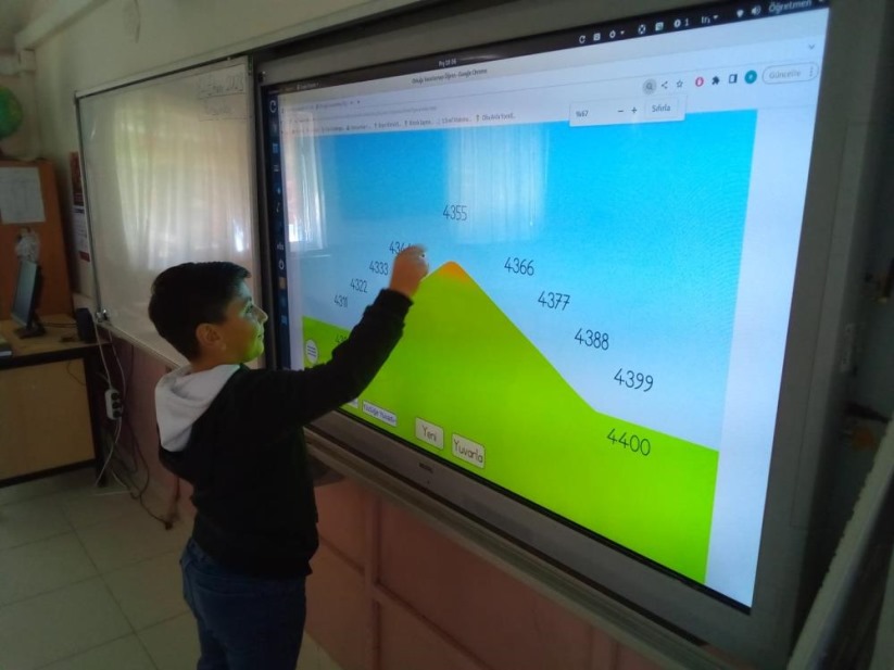Samsun'da ilkokullara diğer okullardan etkileşimli tahta desteği