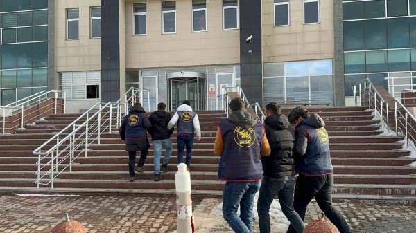 Kars'ta biri FETÖ/PDY terör örgütü üyesi 3 kişi yakalandı