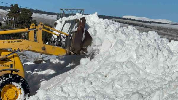 Sarıkamış'ta kardan şehit heykelleri taşınan karla yapılacak