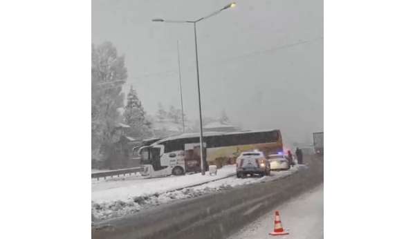 Elazığ'da yoğun kar yağışı trafiği felç etti: Kazalar ardı ardına geldi