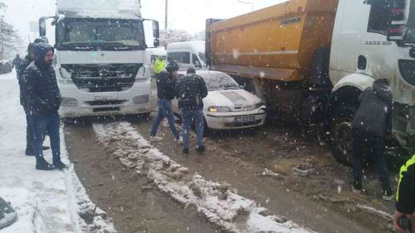 Muş'ta 3 aracın karıştığı zincirleme kaza meydana geldi