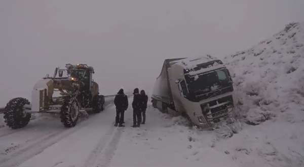 Van'da kar yağışı trafik kazalarına neden oldu, yol saatlerce ulaşıma kapandı