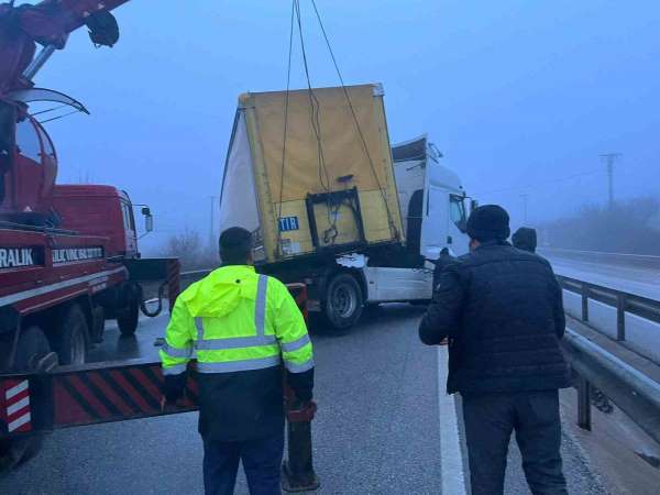 Yoğun sis kazaları beraberinde getirdi, D100'de trafik felç oldu