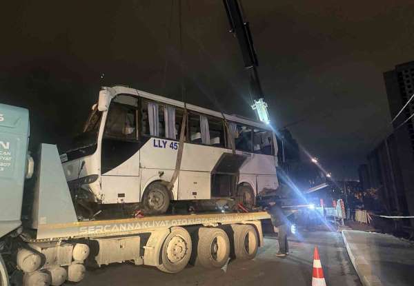 Esenyurt'ta 4 kişinin öldüğü kazaya karışan araç olay yerinden kaldırıldı