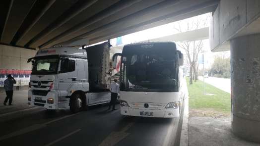 Bakırköy'de bir tır ve bir tur otobüsü tren alt geçidine takıldı. İtfaiye ekiple