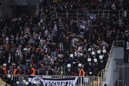 Gol iptal olunca tribünler karıştı 