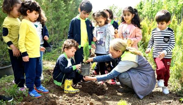 Anaokulu ve kreş öğrencileri çam fidanlarını toprakla buluşturdu 