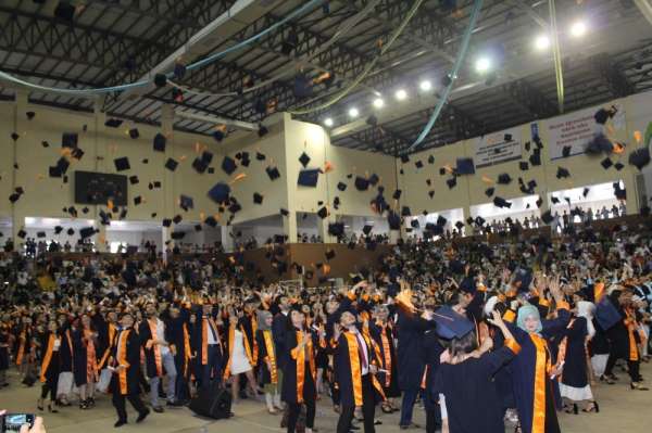 675 öğrenci mezuniyet sevinci yaşadı 