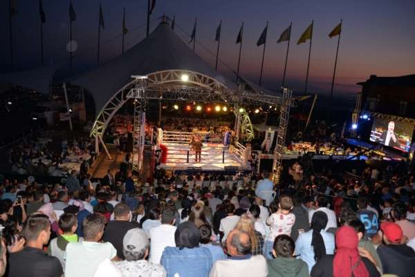 Bayraktepe Arena'da Kick Boks fırtınası nefesleri kesti 