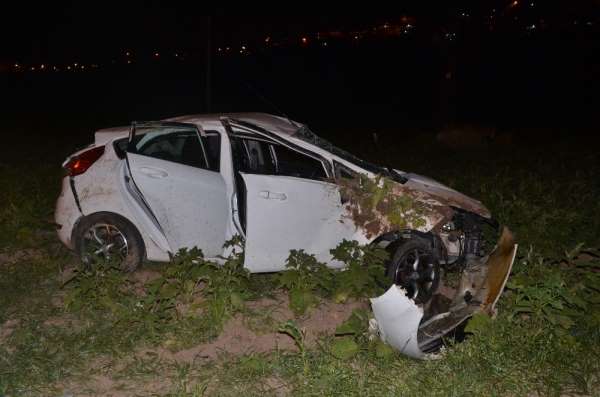 Azerbaycanlı öğrenciler kiraladıkları otomobil ile kaza yaptı: 4 yaralı 