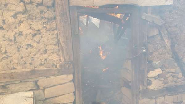 Çorum'da 2 ev kül oldu 