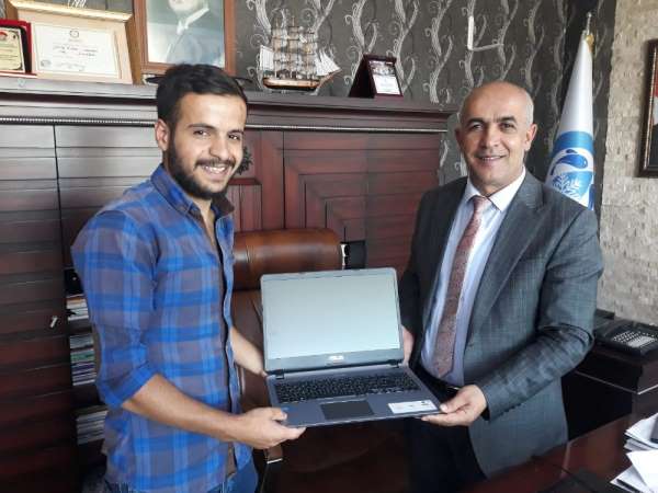 Başkan Ensari, tıp fakültesini kazanan öğrenciye laptop hediye etti 