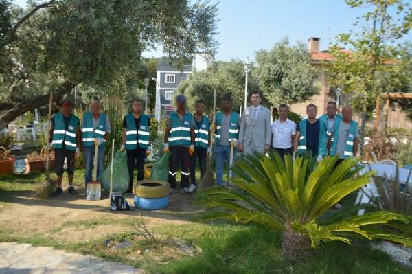 Söke'de denetimli serbestlik yükümlülerinden park temizliği 