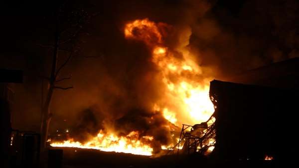 Samsun'da sanayi sitesinde iş yerleri alev alev yanıyor
