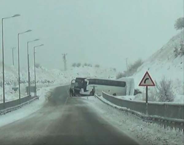 Tunceli'de kayganlaşan yolda kaza: Otobüs yoldan çıktı
