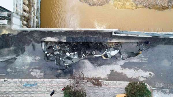 Zeytinburnu'nda patlama nedeniyle yol çöktü, oluşan çukur havadan görüntülendi