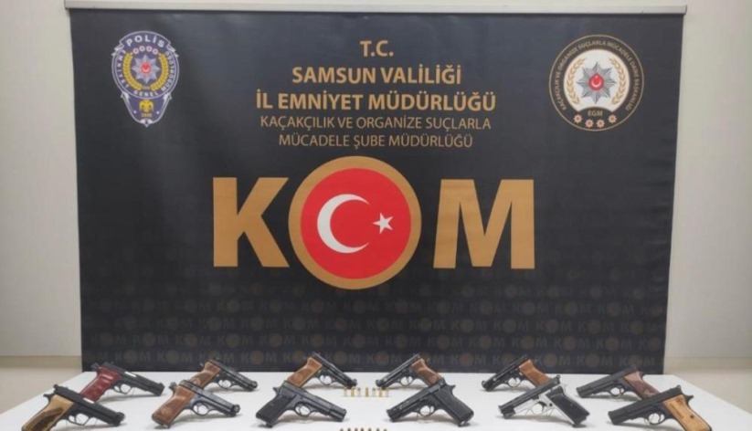 Samsun'da 11'i aracın kapısına zulalanmış 12 ruhsatsız tabanca ele geçirildi