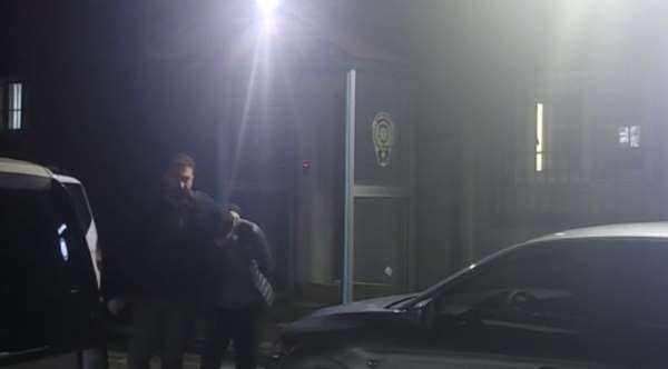 İstanbul'da kafeteryada silahlı saldırı kamerada: Motokurye kıyafetiyle gelip ateş açtı, kaçarken bıçaklandı