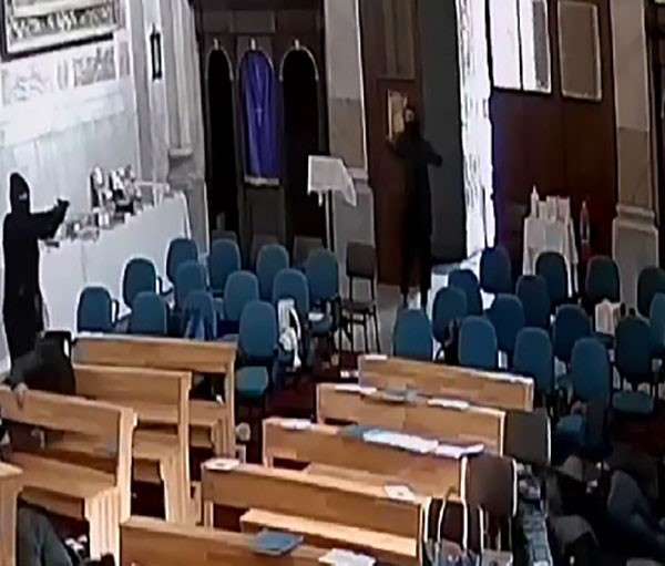 Sarıyer'de Santa Maria Kilisesi'nde yaşanan silahlı saldırı güvenlik kamerasına yansıdı. Görüntülerde ayin sır