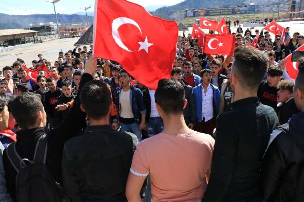 Liseli öğrenciler şehitler için yürüdü