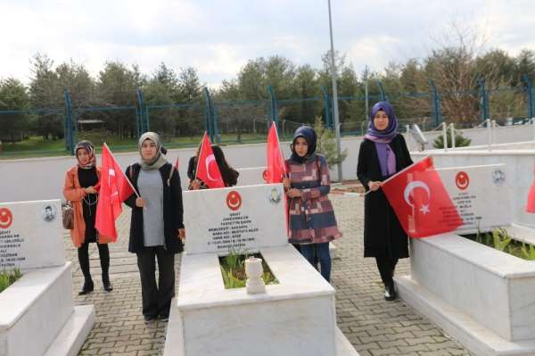 Siirt'te öğrenciler Mehmetçik için şehitlikte bir araya geldi 