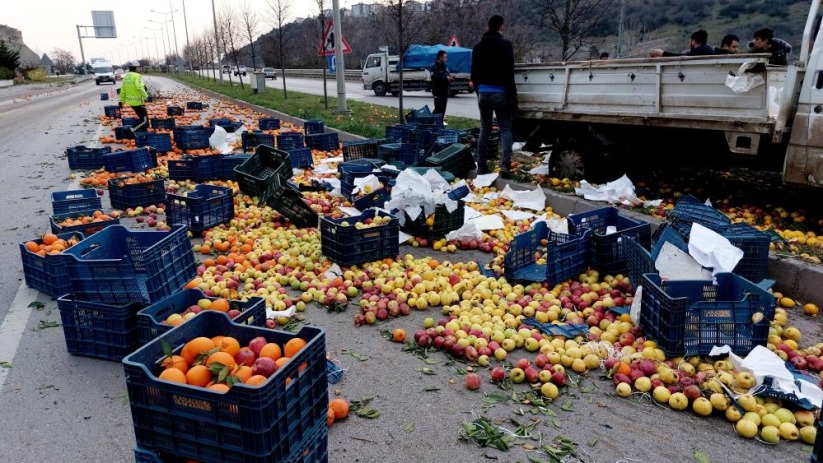 Meyve yüklü kamyonet kaza yaptı, meyveler yola saçıldı: 1 yaralı
