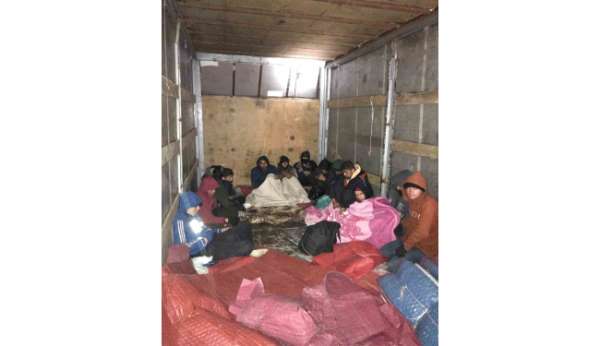 Amasya'da 13 kaçak göçmen yakalandı, 2 kişi tutuklandı