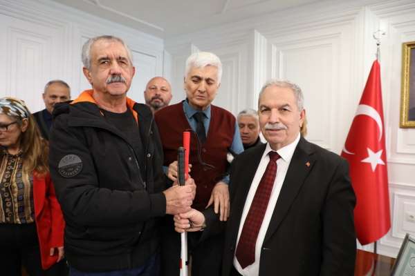 Başkan Demirtaş'tan görme engellilere 'beyaz baston' desteği