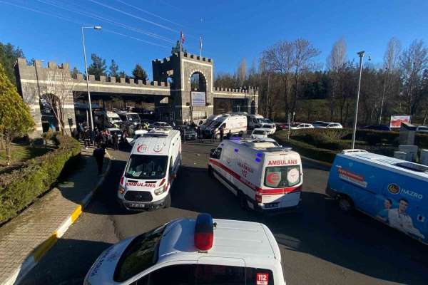 Diyarbakır'da 6 aracın karıştığı zincirleme kazada 12 kişi yaralandı