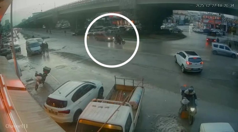 Samsun'da 2 kişinin yaralandığı motosiklet kazası kamerada