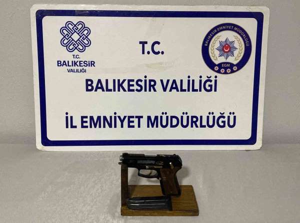 Balıkesir'de CHP aracına silahlı saldırı: Olayin faili B.Ç., saldırıda kullandığı ruhsatsız tabancayla yakal