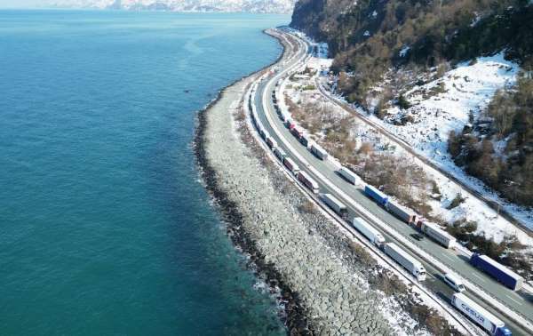 Gürcistan yoğun kar yağışı nedeniyle Artvin'de uzun tır kuyrukları oluştu