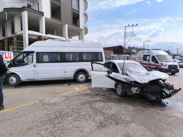 Servisle, 2 otomobilin çarpıştığı kazada 5 kişi yaralandı
