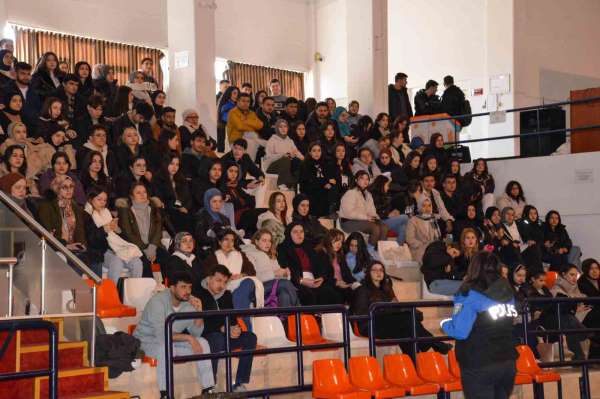 Üniversiteli öğrencilere 'Bağımlı Olma, Geleceğe Umut Ol' eğitimi verildi