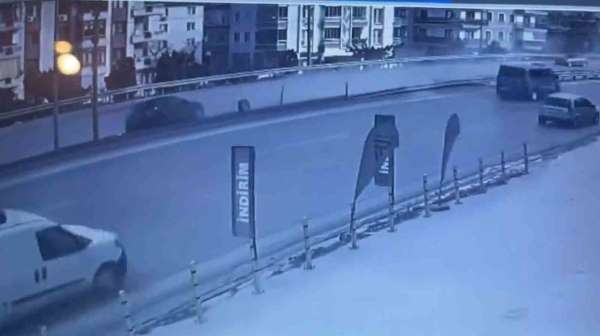 Yalova'da kontrolden çıkan otomobilin bariyerlere çarptığı kaza kamerada