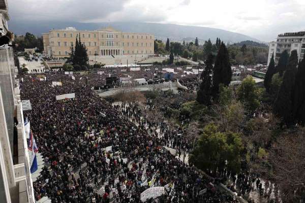 Yunanistan'da tren kazasının yıl dönümü protestolarında çatışma