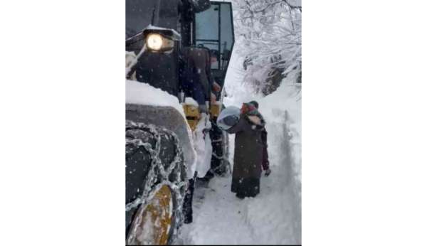 Ordu'da hastalanan bebek, kardan kapanan yolda iş makinesi ile taşındı