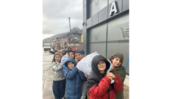 Sinop'ta öğrenciler topladıkları mavi kapakları derneğe gönderdi