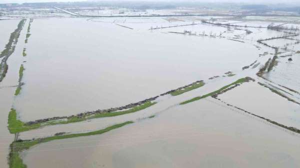 Terme'de ovada su taşkını, yüksekte kar esareti