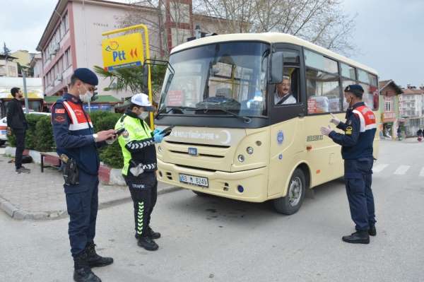 Polis ve Jandarma ekipleri minibüslerin yolcu kapasitelerini denetledi 