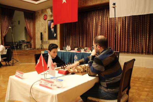 Bursa Büyükşehir Belediyesporlu satranççı Ediz Gürel TBMM Kupası'nda ikinci oldu