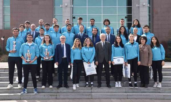 Üniversitelerarası Spor Müsabakaları'nda başarılı olan ESOGÜ sporcuları kupalarını Rektör Prof. Dr. Kamil Çola