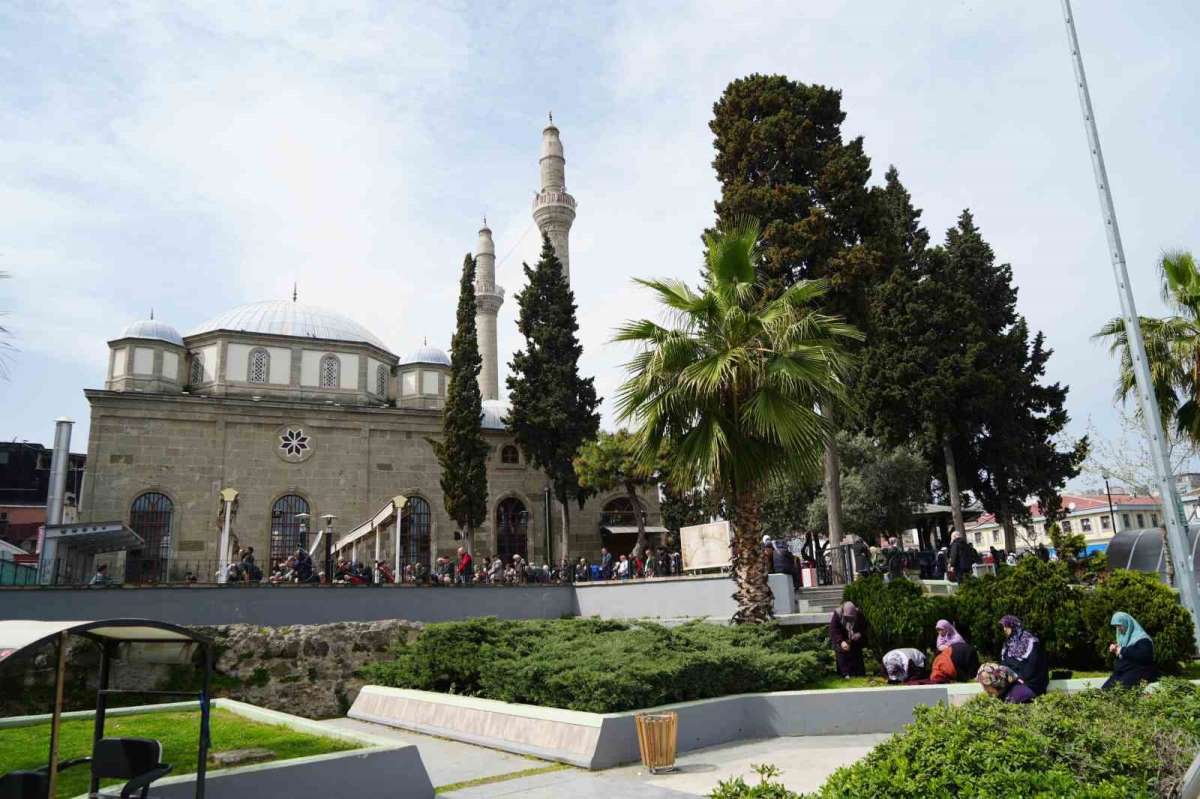 Ramazan'ın son cumasında camiler doldu taştı