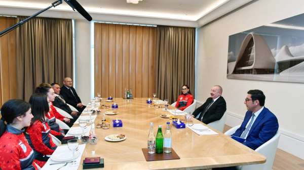 Azerbaycan Cumhurbaşkanı Aliyev, Ermenistan'da madalya kazanan Türk haltercileri kabul etti - Bakü haber