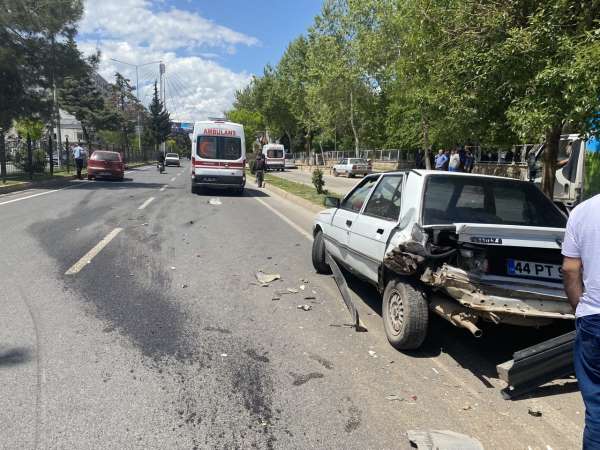 Üç aracın karıştığı kazada 2 kişi yaralandı - Adıyaman haber