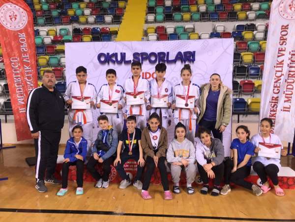 Yunusemre'nin küçüklerinden 10 madalya - Manisa haber