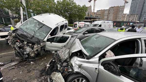 Beşiktaş Büyükdere Caddesi'nde çok sayıda aracın karıştığı zincirleme kaza meydana geldi. Olay yerine itfaiye,